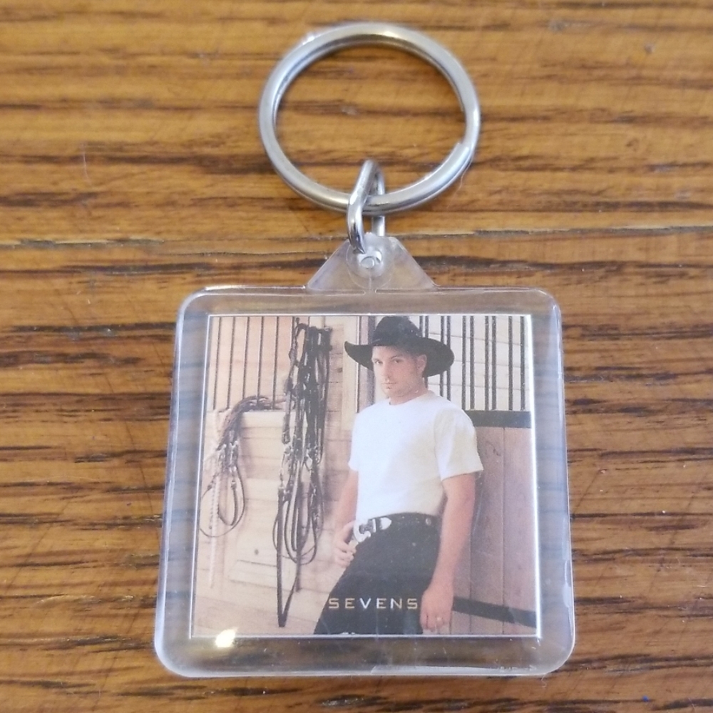 Garth Brooks Keychain - Picture 1 of 2